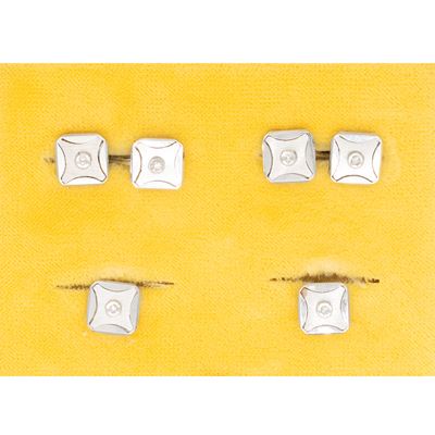 Set di gemelli da sparato in oro bianco 18 kt con diamanti taglio brillante e due bottoni, con sc...