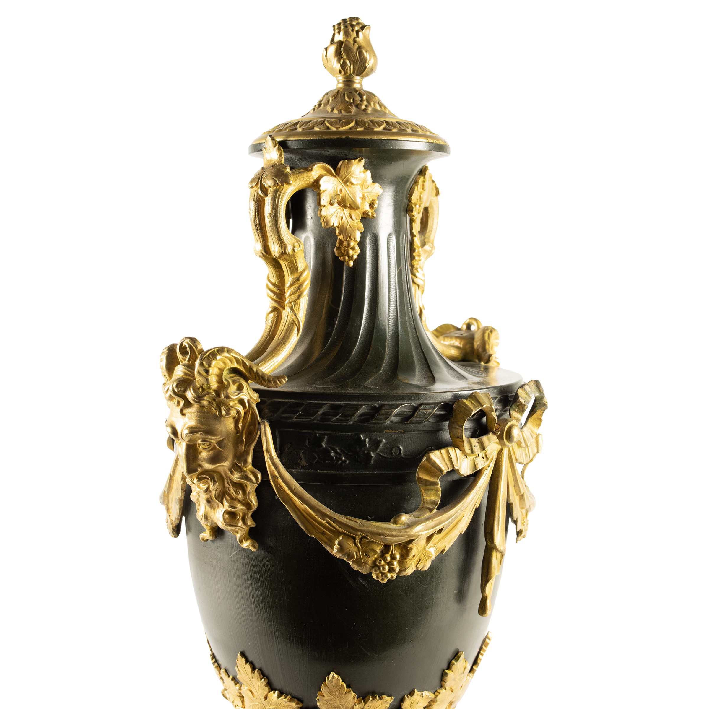 Coppia di vasi in bronzo patinato e dorato