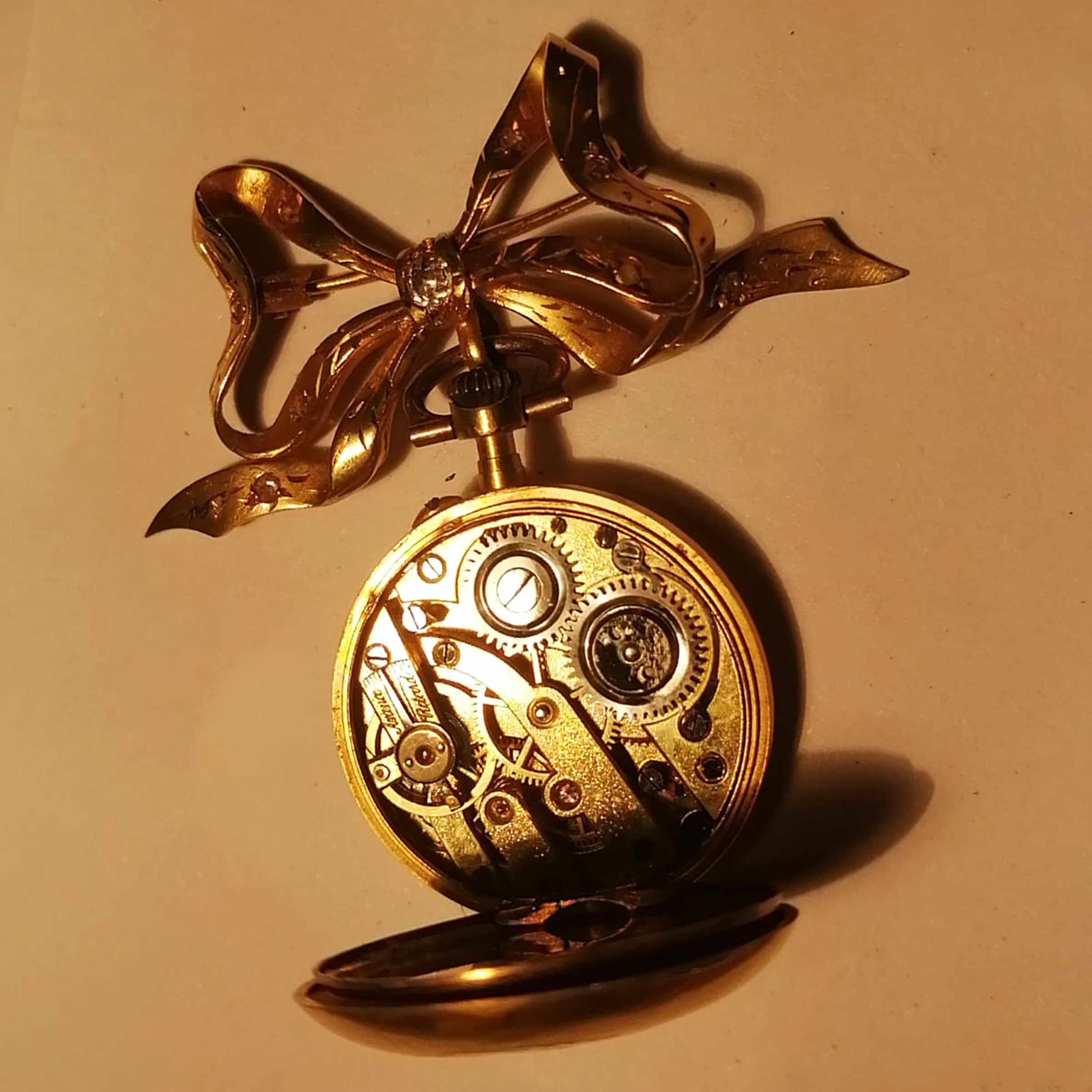 Spilla a fiocco da orologio, oro giallo 18 kt con diamante, primi '900