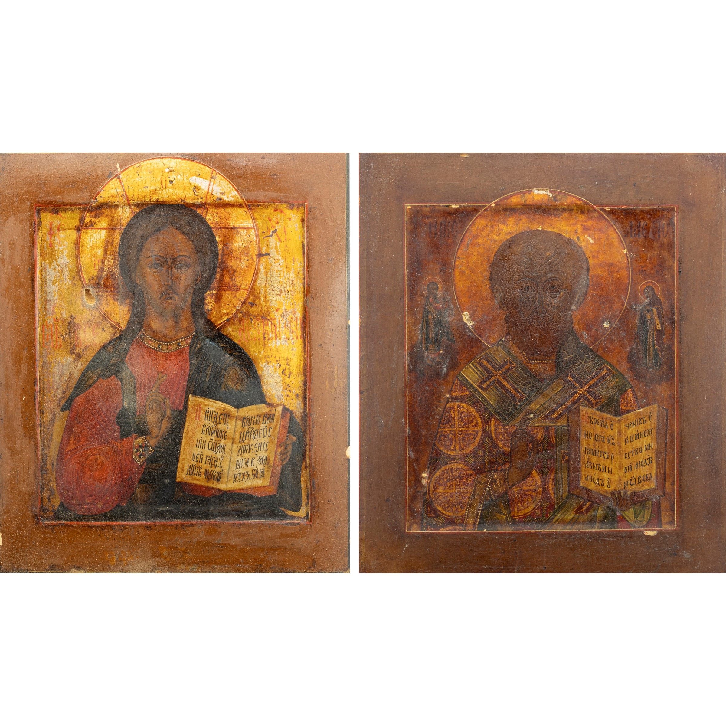 Icone russe, Coppia di icone con riza in rame dorato raffiguranti Cristo Pantocratore e San Nicol...