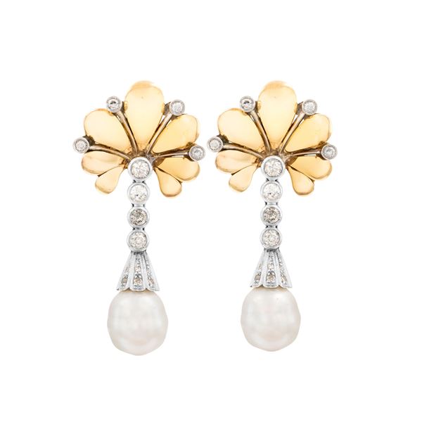 Orecchini pendenti in oro a due colori 18kt, diamanti e perle  (anni 40/50)  - Asta GIOIELLI E OROLOGI - Colasanti Casa d'Aste