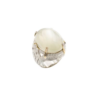 Anello in oro bianco e giallo 18kt con pietra di luna e diamanti, peso 19 gr.