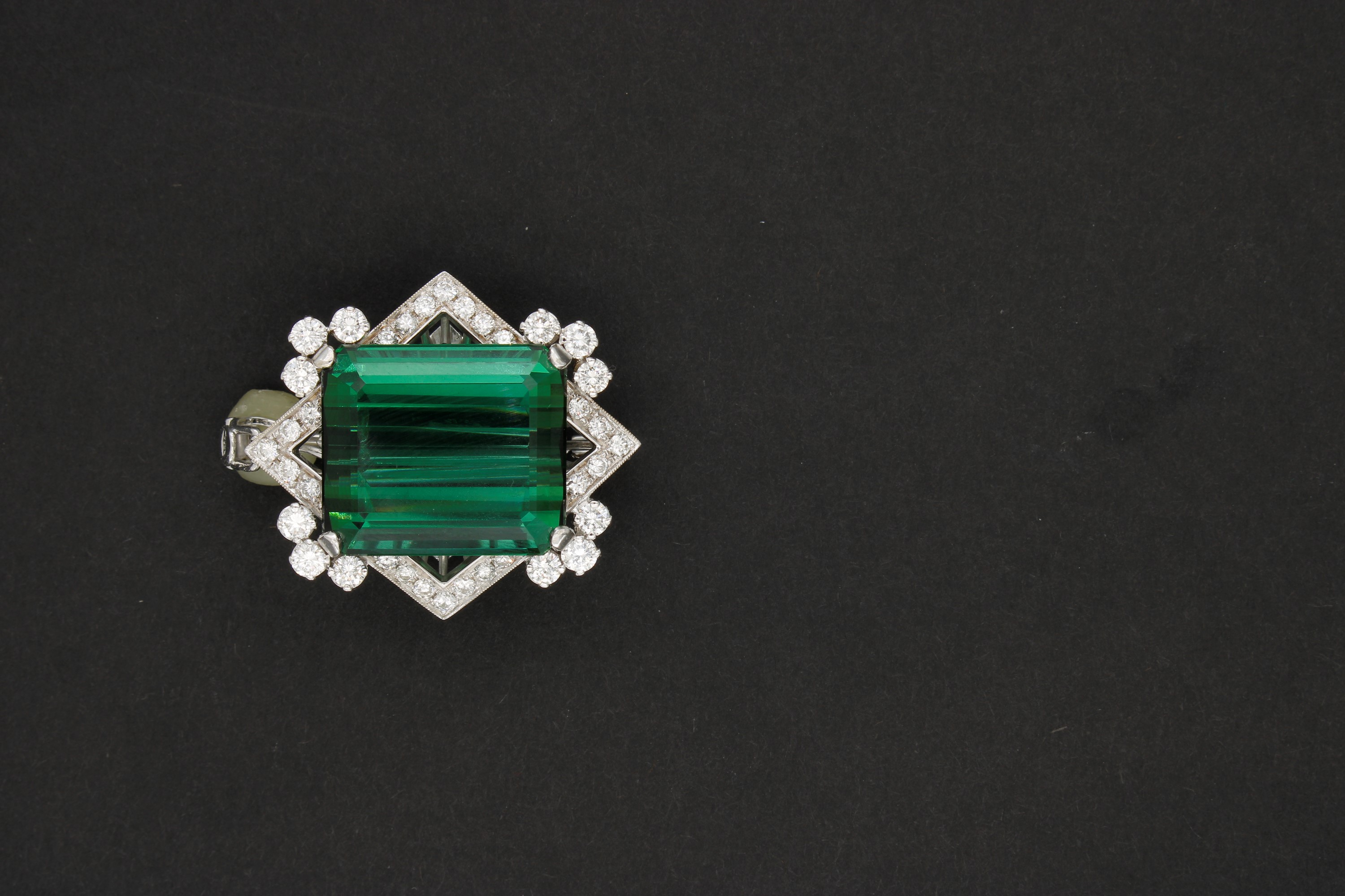 Spilla pendente in oro bianco 18kt con tormalina verde naturale e diamanti