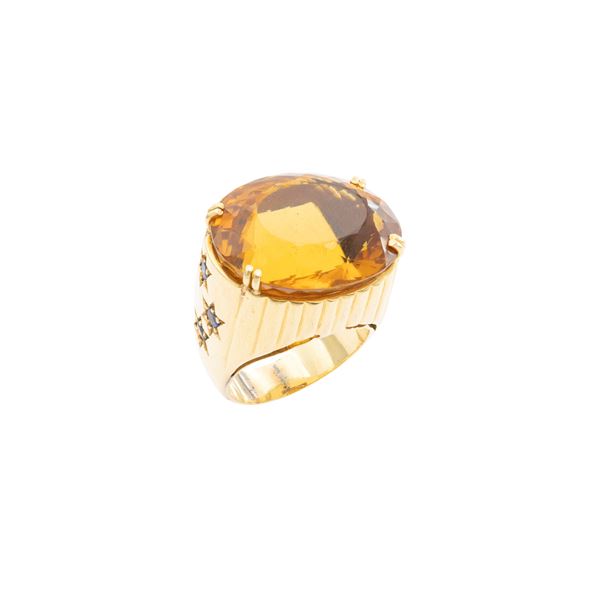 Anello in oro giallo 18kt con grande quarzo citrino