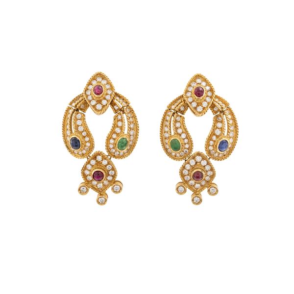 Orecchini pendenti in oro giallo 18kt, diamanti, rubini, zaffiri e smeraldi  - Asta GIOIELLI E OROLOGI - Colasanti Casa d'Aste