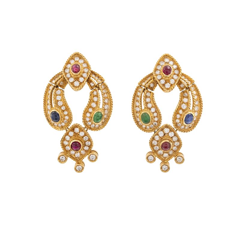 Orecchini pendenti in oro giallo 18kt, diamanti, rubini, zaffiri e smeraldi