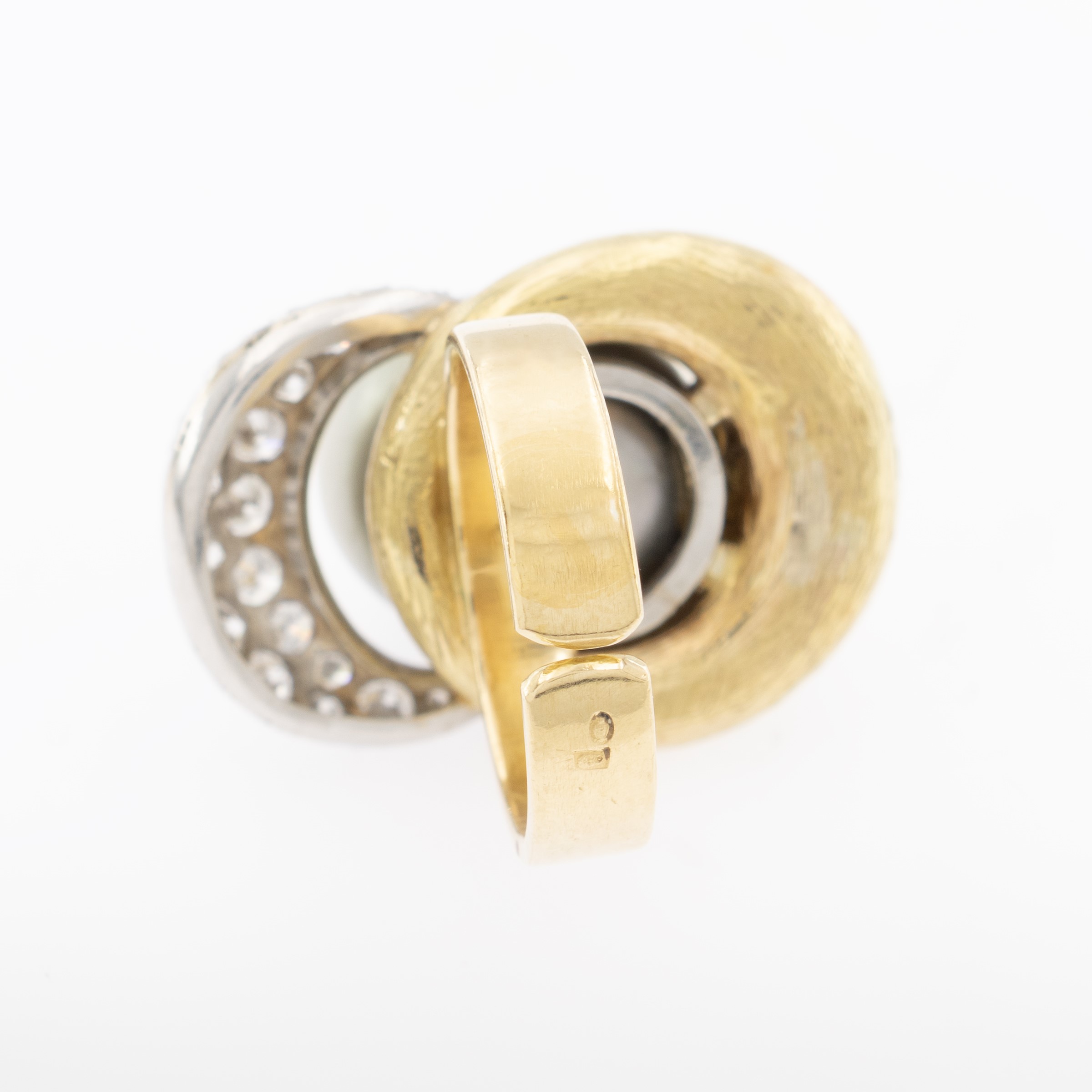 Anello in oro a due colori 18kt con perla South Sea grigia e diamanti, 24 gr.
