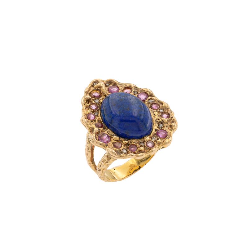 Anello in oro giallo 14 kt con lapislazzuli, rubini e diamanti, anni '70