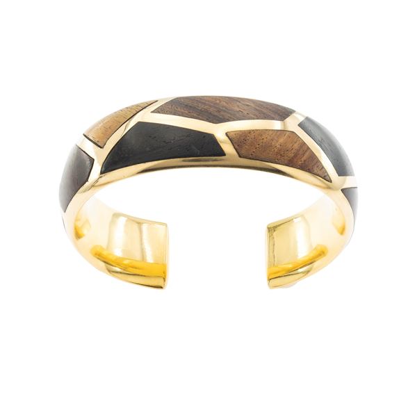 Bracciale a manetta in oro giallo 18kt e sezioni in legno
