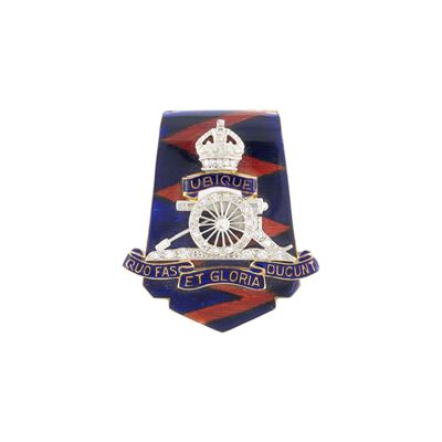 Spilla Regimental, oro a due colori 18kt con smalto policromo e diamanti, misura 3,4x2,9 cm