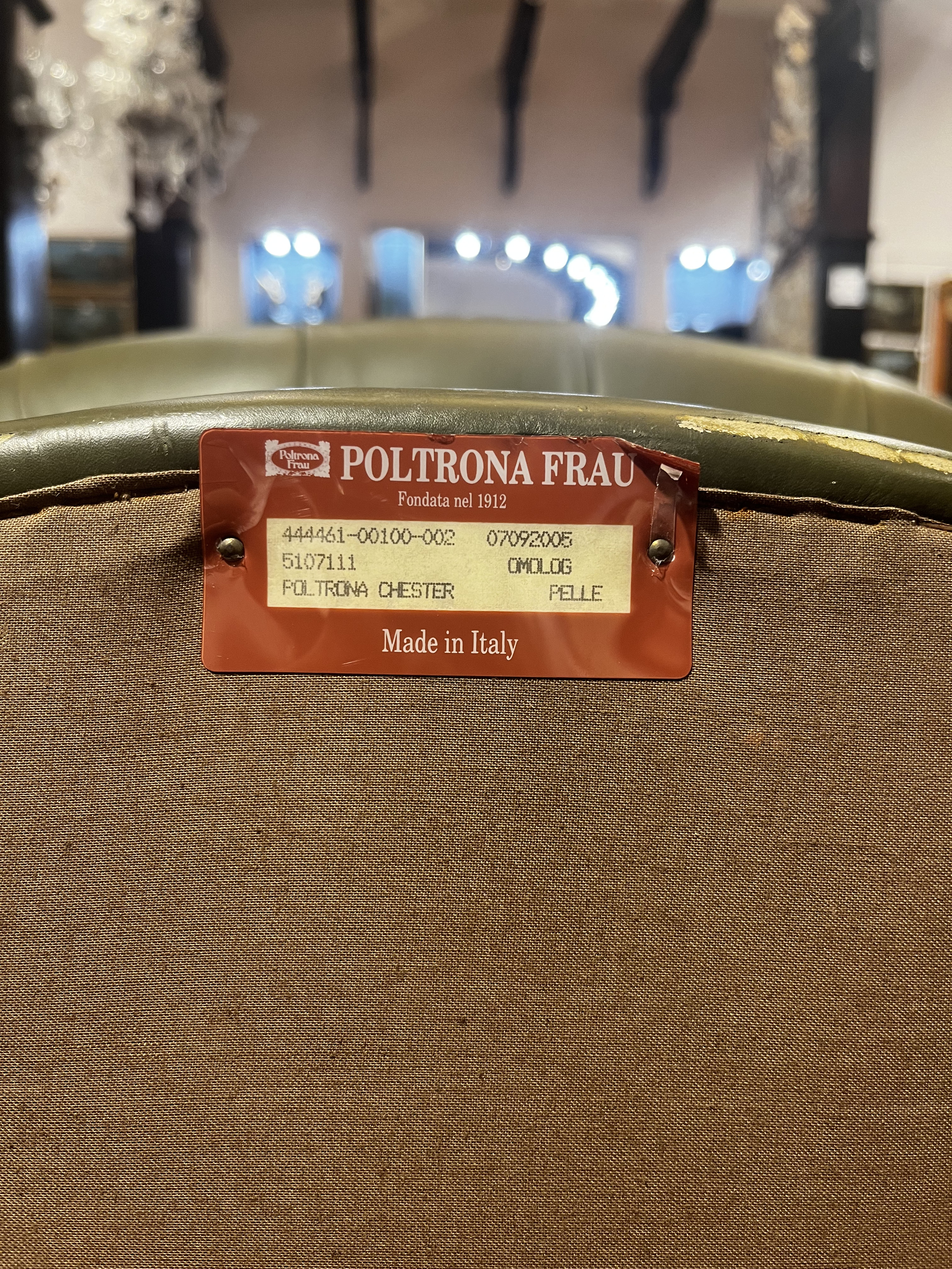 Produttore Poltrona Frau, Poltrona modello Chester in pelle verde oliva