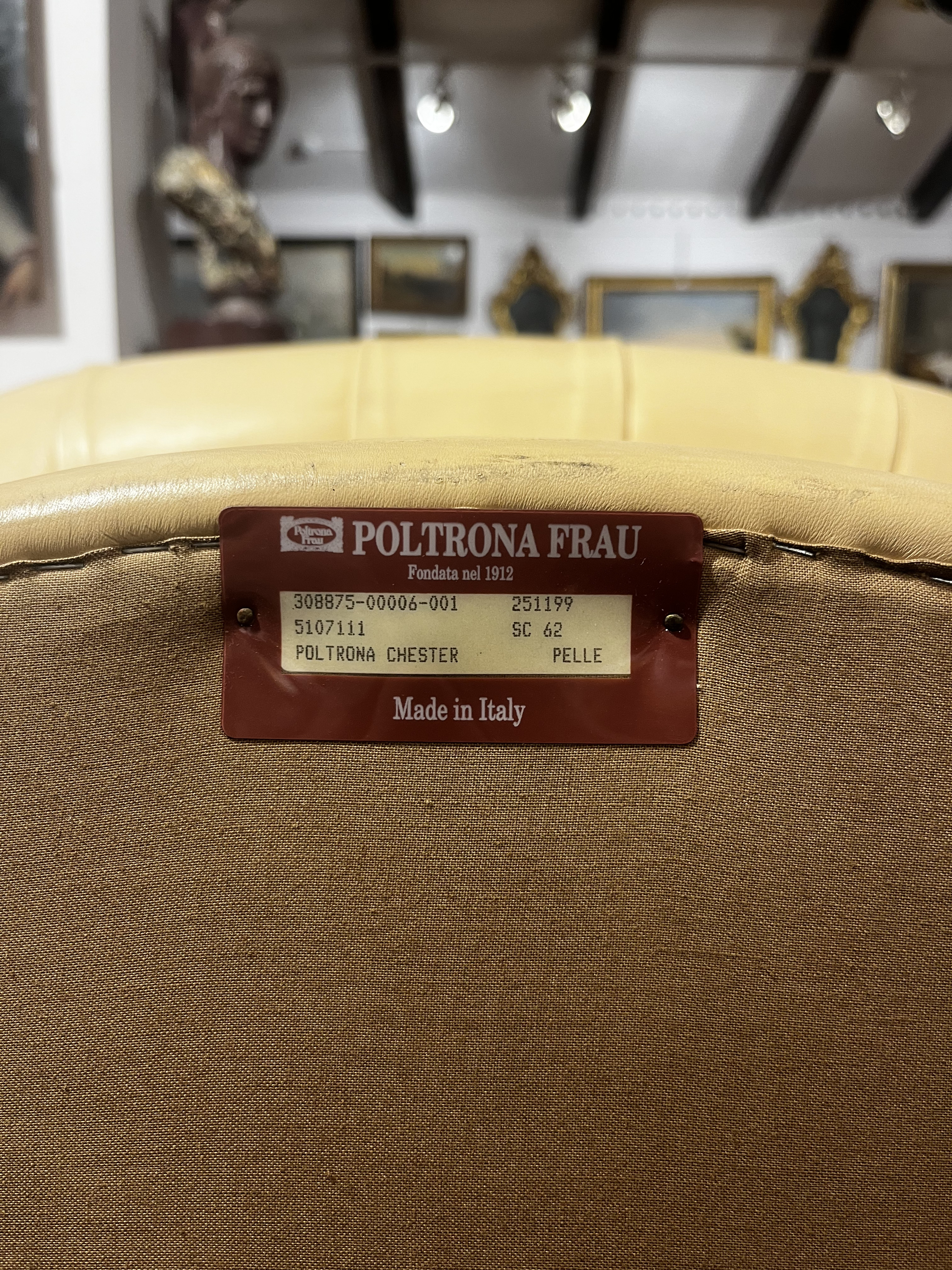 Poltrona Frau, Poltrona modello Chester in pelle avorio