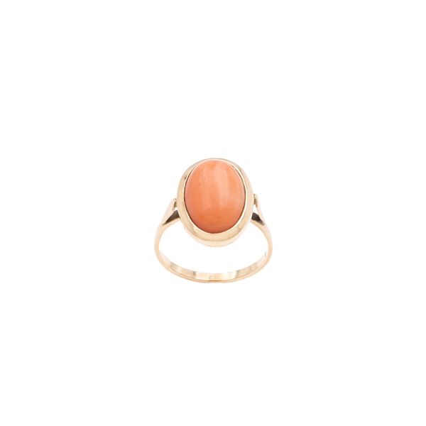 18kt yellow gold and oval cabochon cut coral ring