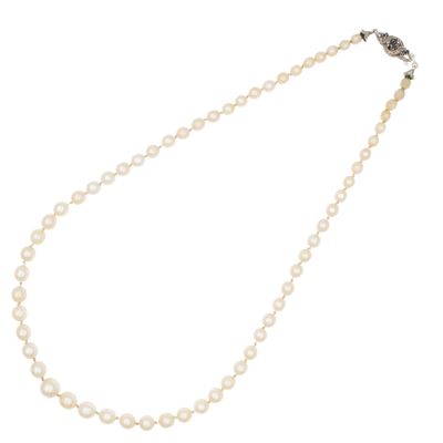Collana Ad un Filo di Perle Coltivate con Chiusura in Oro Bianco 18kt e Zaffiri