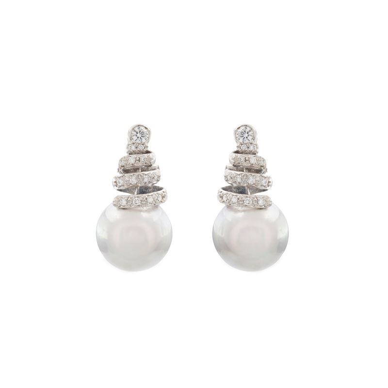 Orecchini pendenti in oro bianco 18kt con perle South Sea e diamanti, 15 g