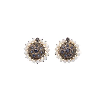 Orecchini a lobo, oro giallo 9 kt e argento, con zaffiri tondi e perle (inizi del XX secolo)