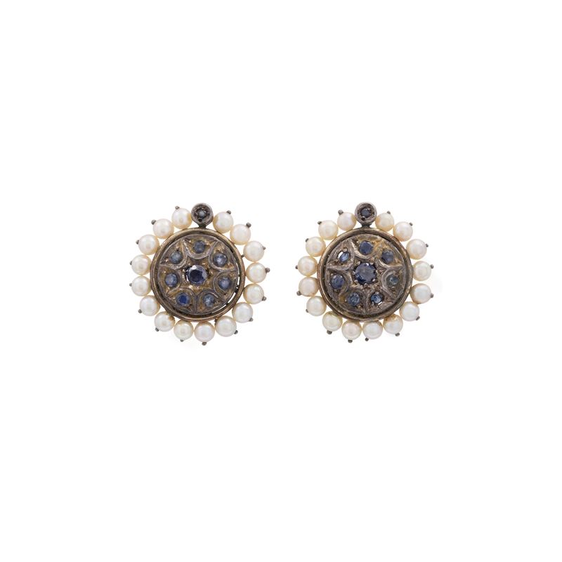 Orecchini a lobo, oro giallo 9 kt e argento, con zaffiri tondi e perle (inizi del XX secolo)