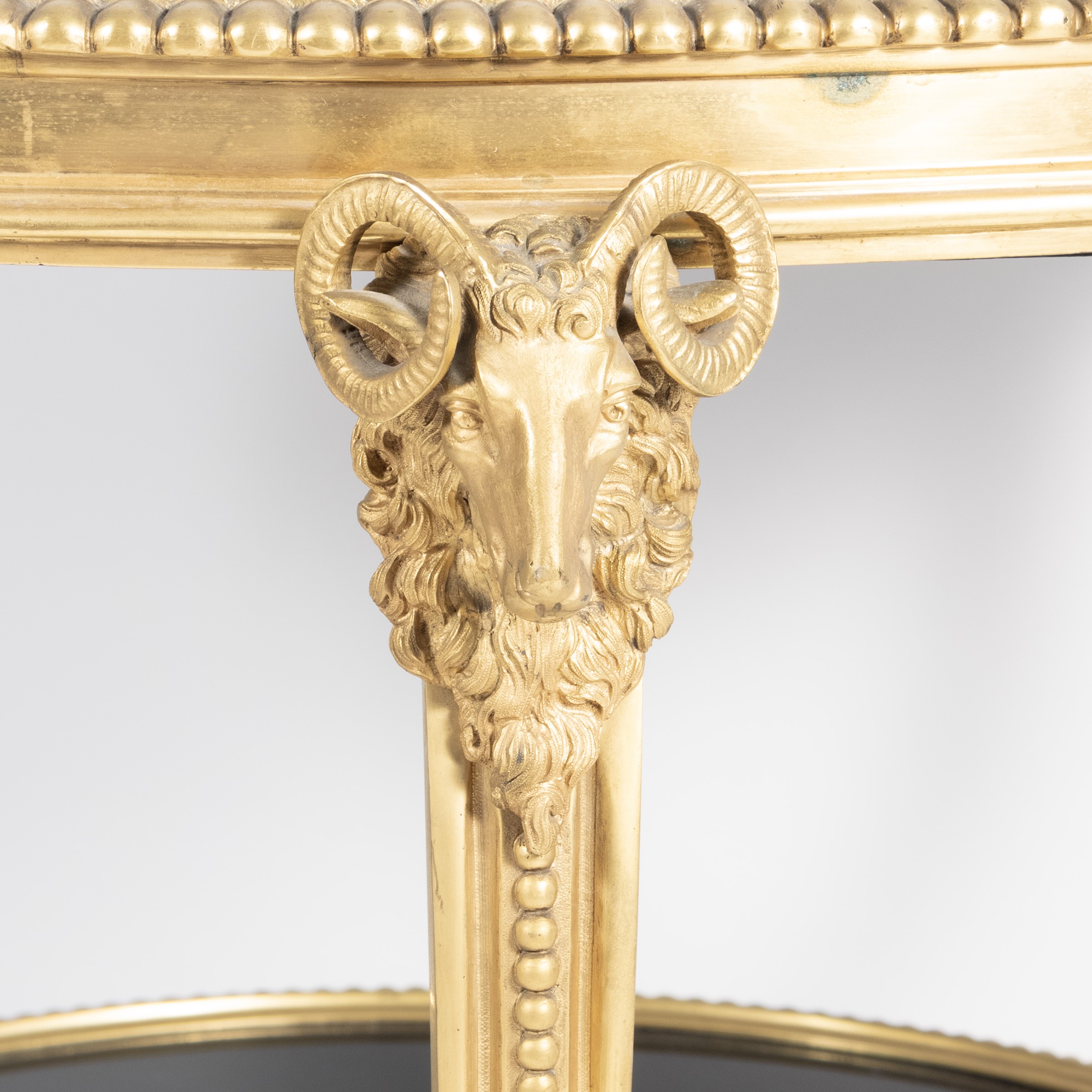 Coppia di gueridon in bronzo dorato e marmo