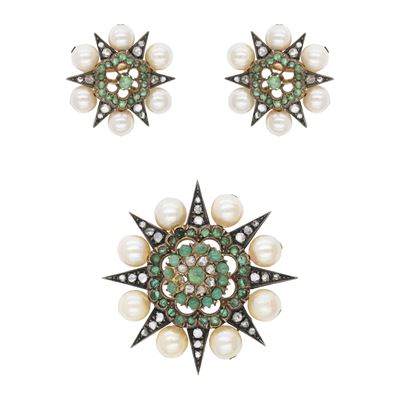 Antica demi parure, spilla e orecchini a lobo in oro giallo 9kt e argento con smeraldi e perle