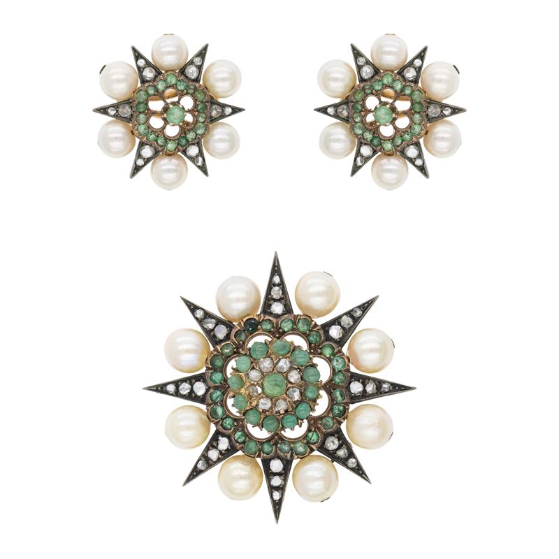 Antica demi parure, spilla e orecchini a lobo in oro giallo 9kt e argento con smeraldi e perle