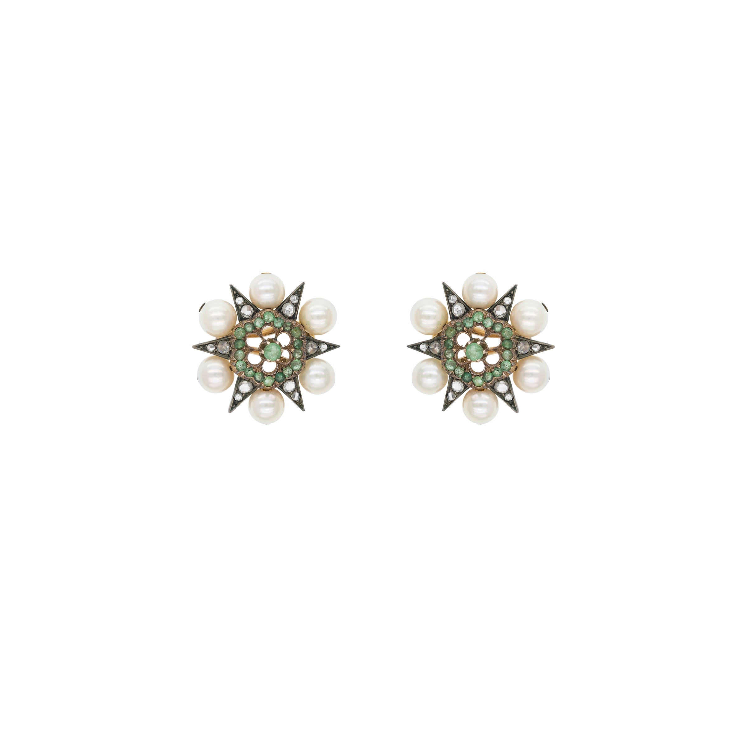 Antica demi parure, spilla e orecchini a lobo in oro giallo 9kt e argento con smeraldi e perle