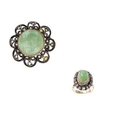 Parure in oro 9 kt e argento, Spilla e anello con smeraldi cabochon e rose di diamante (inizio XX...