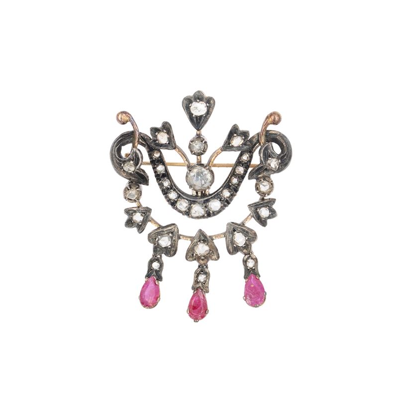 Spilla antica in oro rosa 9 kt e argento, rose con diamanti e rubini pendenti