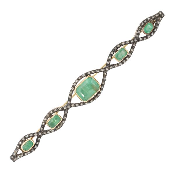 Antica spilla a barretta in oro giallo 9kt e argento smeraldi e rose di diamante