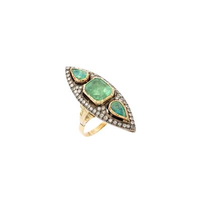 Anello a losanga in oro giallo 9kt con smeraldi e rose di diamante, Primi '900