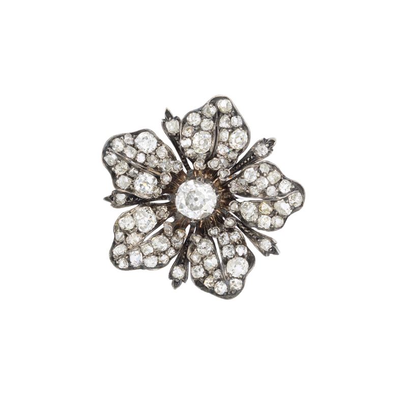 Antica spilla floreale in oro 9kt e argento con diamante e rose di diamante, primi '900