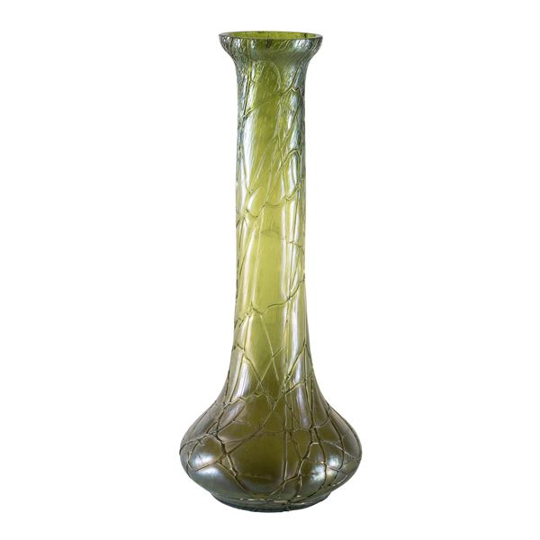 Vaso Art Nouveau in vetro iridescente  (Austria, XX Sec.)  - Asta FINE ART, MARMI ROMANI, DIPINTI ANTICHI E DEL XIX SECOLO - I - Colasanti Casa d'Aste