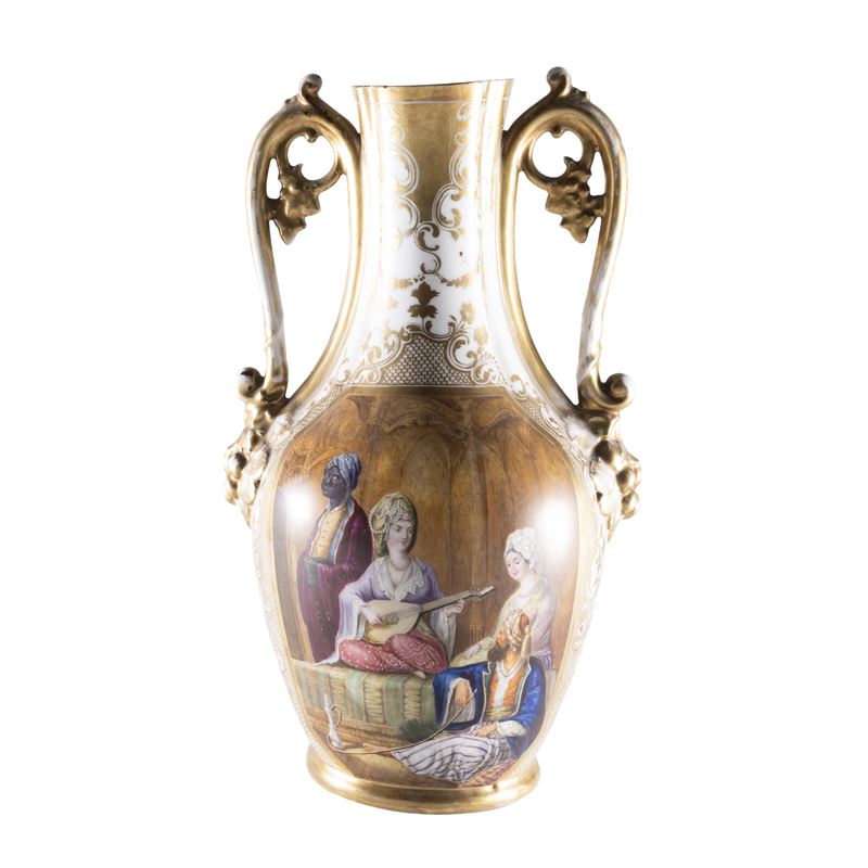 Vaso in porcellana policroma e parzialmente dorata