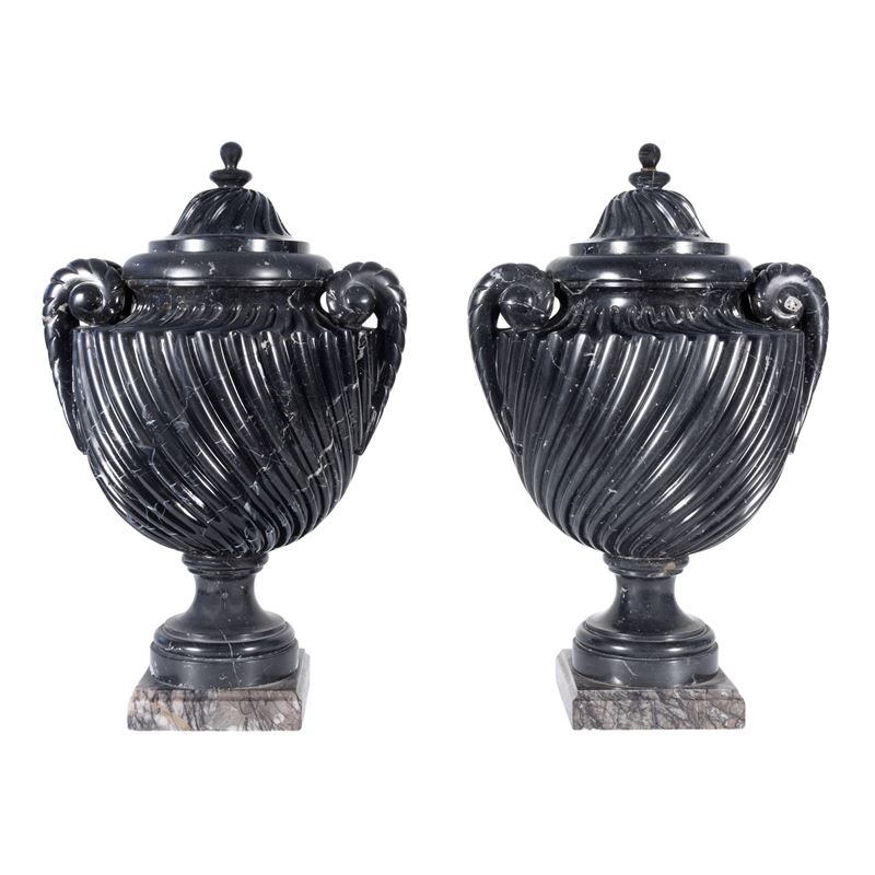 Coppia di vasi in marmo nero Marquinia