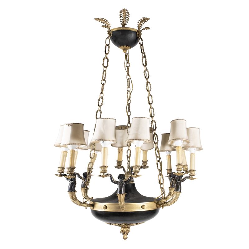 Lampadario di gusto Impero in bronzo dorato e brunito a dodici luci