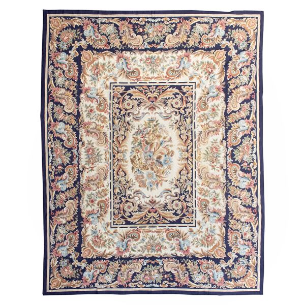 Tappeto a piccolo punto in stile Aubusson  (Francia, XX Sec.)  - Asta FINE ART, MARMI ROMANI, DIPINTI ANTICHI E DEL XIX SECOLO - I - Colasanti Casa d'Aste