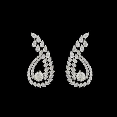 Orecchini pendenti in oro bianco 18kt con diamanti taglio brillante e goccia