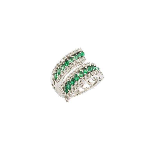 Anello contrarié in oro bianco 18kt smeraldi e diamanti