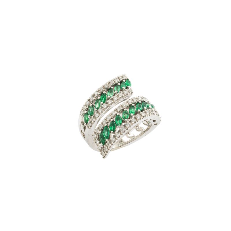 Anello Contrarié in Oro Bianco 18kt Smeraldi e Diamanti