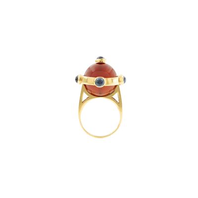 Anello in oro giallo 18kt con corniola a cabochon e zaffiri