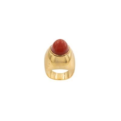 Anello in oro giallo 18kt con corallo rosso mediterraneo, cabochon, misura 12