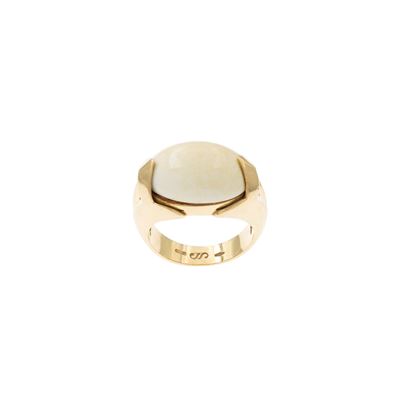Anello in oro giallo 18 kt con cabochon ovale di cacholong