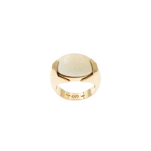 Anello in oro giallo 18kt con cacholong