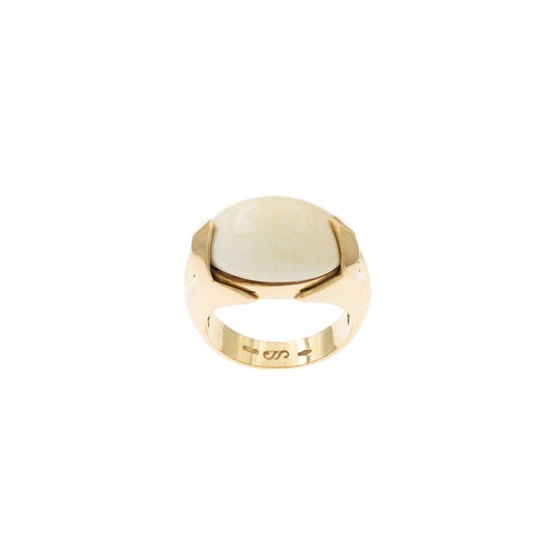 Anello in oro giallo 18 kt con cabochon ovale di cacholong