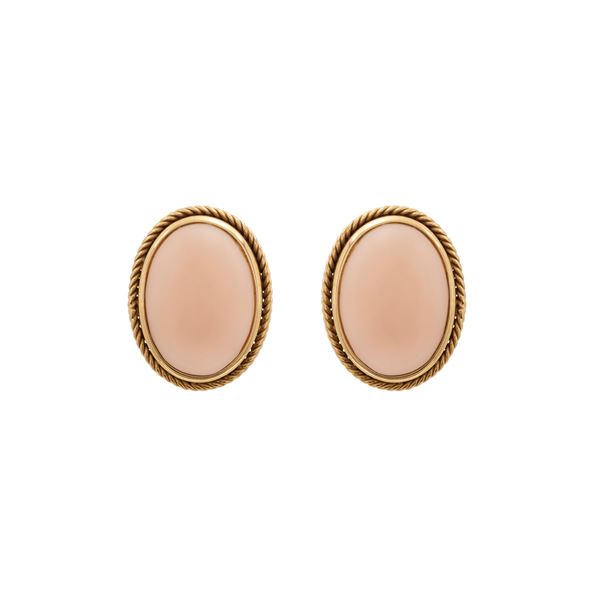 18kt yellow gold and peau d'ange coral stud earrings