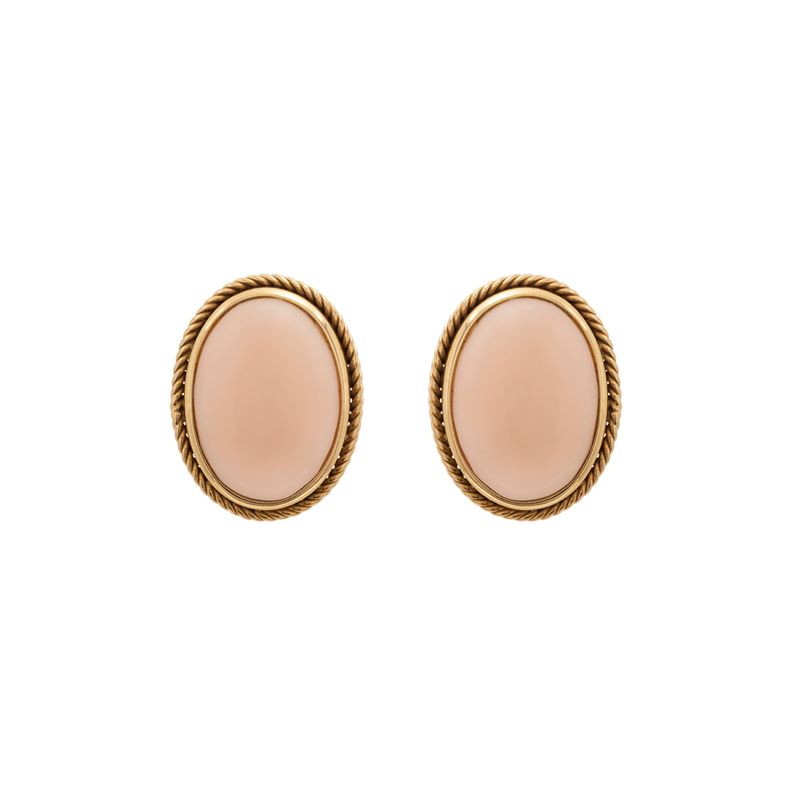 Orecchini a lobo, oro giallo 18 kt con cabochon ovale in corallo “peau d’ange”