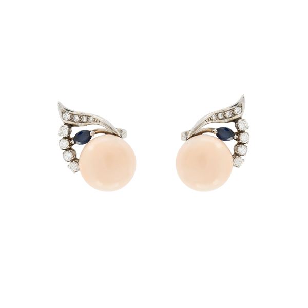 Orecchini a lobo in platino corallo rosa diamanti e zaffiri  - Asta GIOIELLI E OROLOGI - Colasanti Casa d'Aste