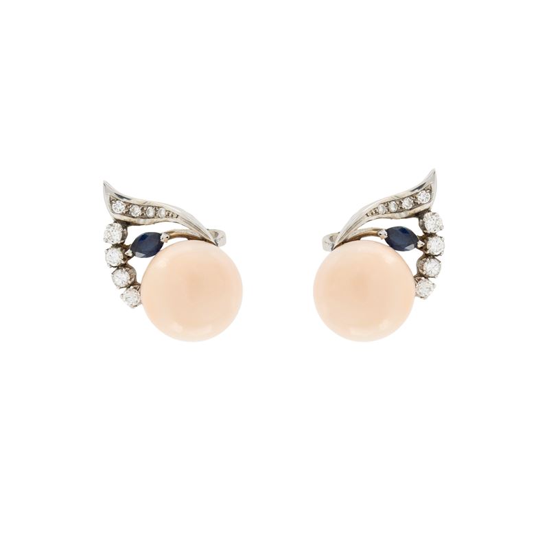 Orecchini a lobo in platino corallo rosa diamanti e zaffiri