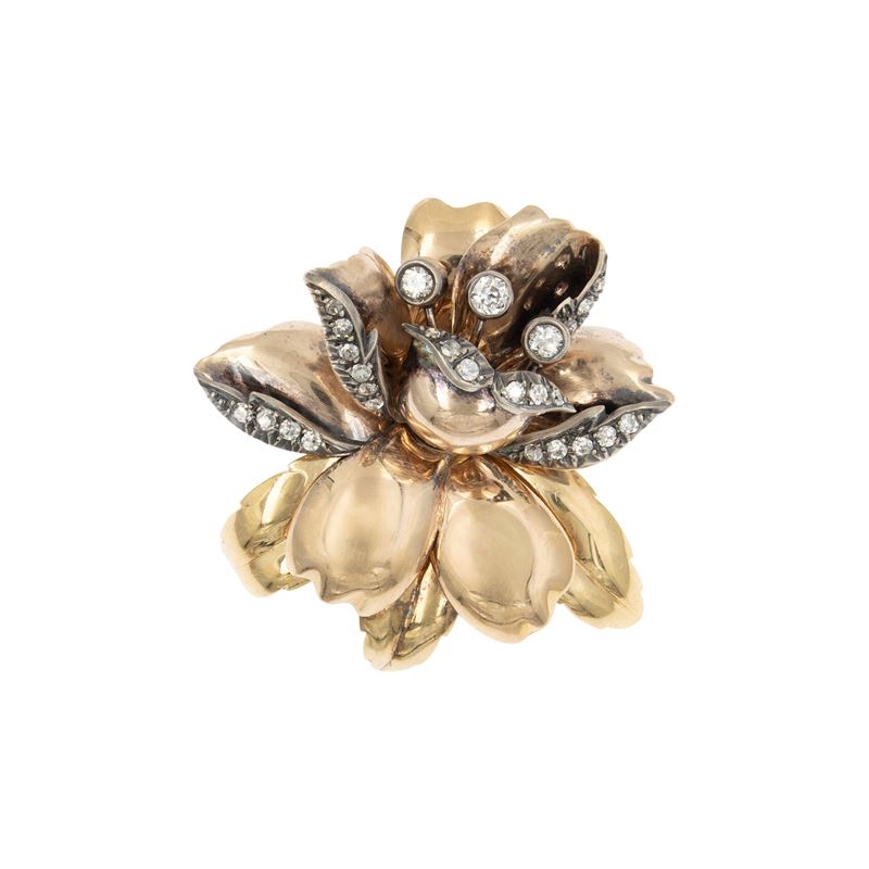 Antica spilla a motivo floreale