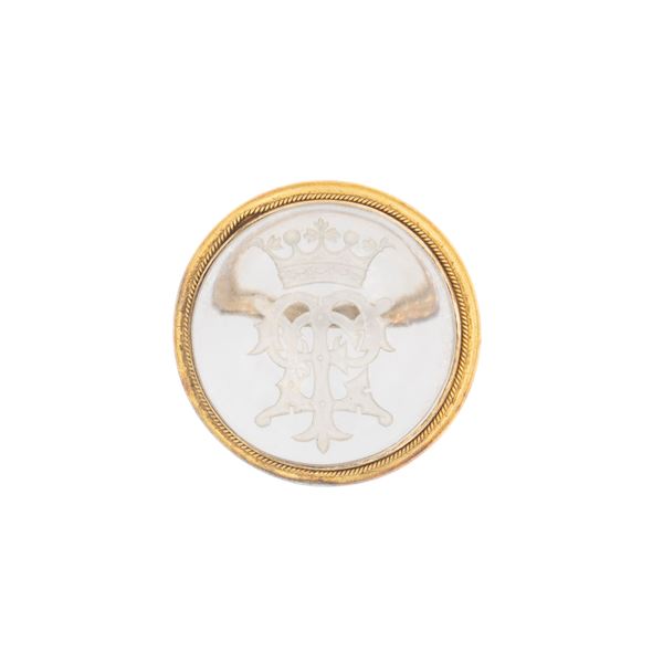 Antique brooch with noble coat of arms in 9kt yellow gold and rock crystal
