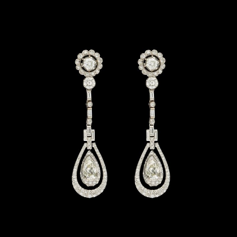 Orecchini Decò pendenti in platino e diamanti